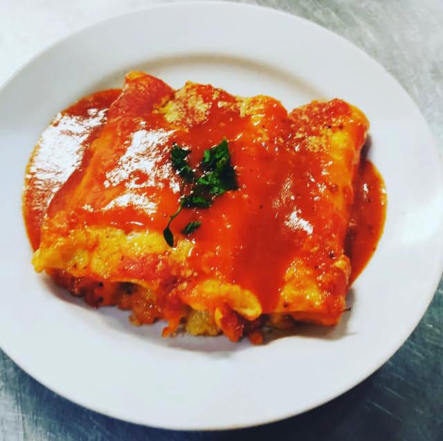 Canelone misto, queijo e presunto ao sugo.