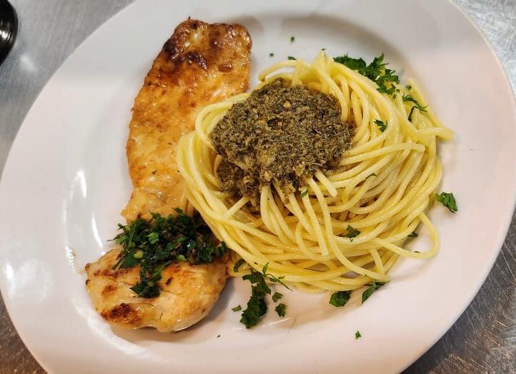 ESPAGUETE AO PESTO COM FRANGO