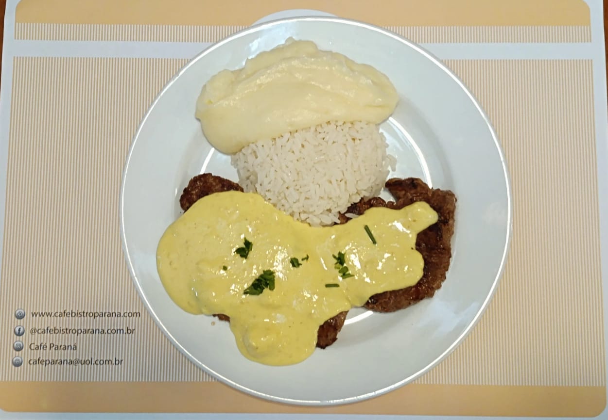 Filé mignon ao molho mostarda, arroz e legumes ou arroz e fritas.
