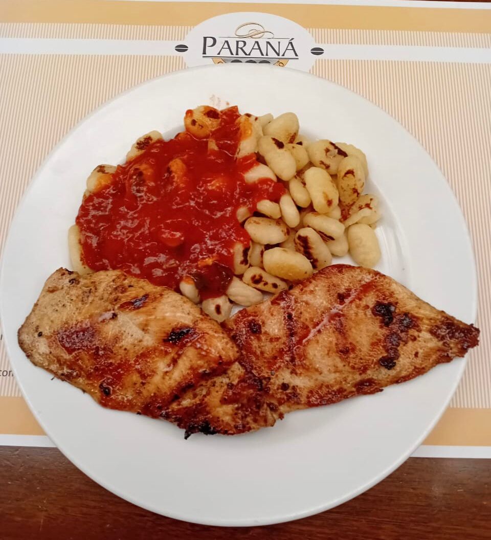 NHOQUE AO POMODORO COM FILÉ FRANGO