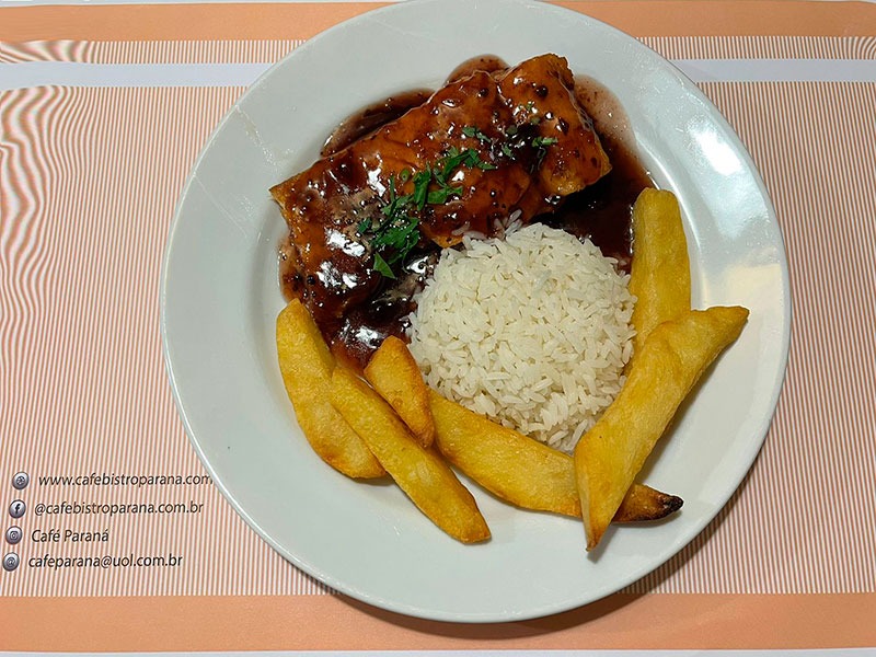 Salmão ao molho frutas vermelhas, acompanha arroz e legumes ou arroz e fritas.